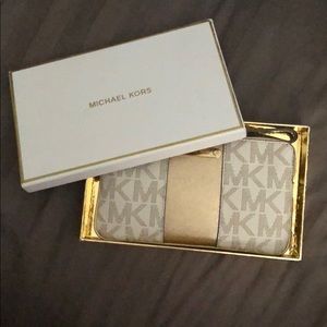 Michael Kors Met Center Stripe Wristlet
